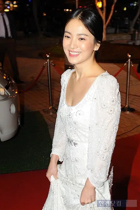 Song Hye Kyo bị đào lại quá khứ 'màn hình phẳng' trước khi kết hôn với Song Joong Ki - Ảnh 2 Song Hye Kyo bị đào lại quá khứ 'màn hình phẳng' trước khi kết hôn với Song Joong Ki - Ảnh 2
