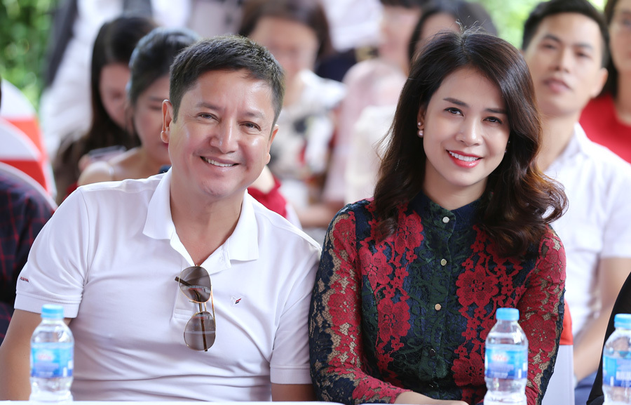 Hội ngộ cùng Xuân Hinh nhưng Chí Trung chỉ đắm đuối nhìn bạn gái kém 17 tuổi - Ảnh 1