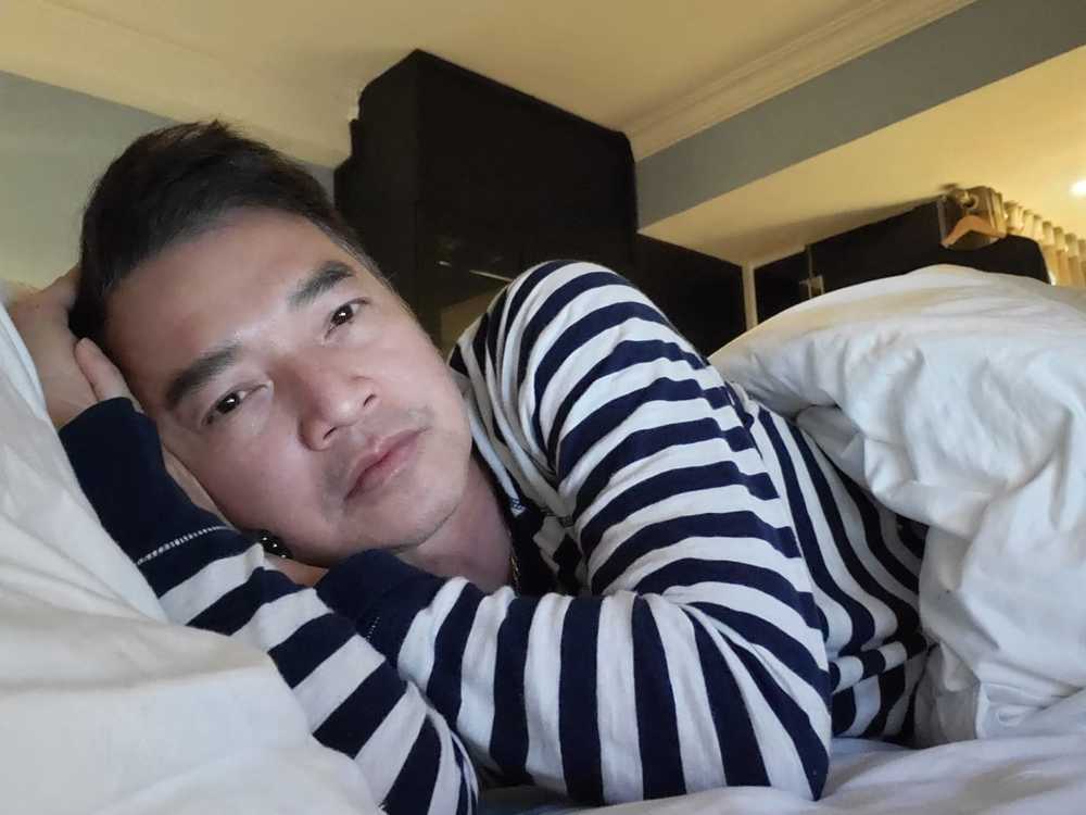 Nghệ sĩ Quang Minh trầm tư trong phòng khách sạn ở thời gian cách ly