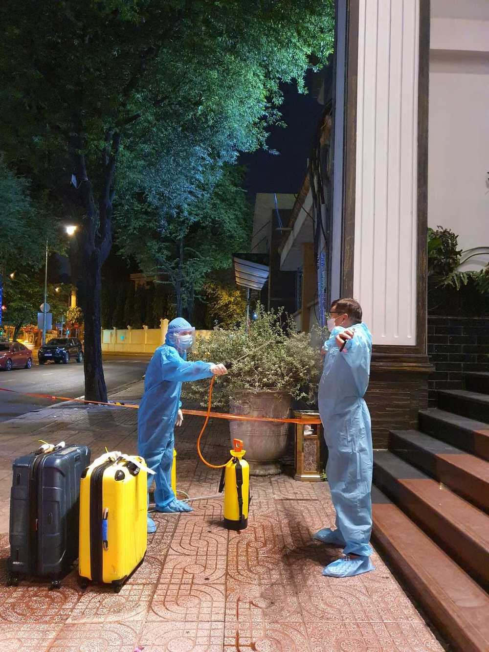 Chồng cũ Hồng Đào lạc lõng, cô đơn khi 1 mình cách ly tại phòng khách sạn - Ảnh 1