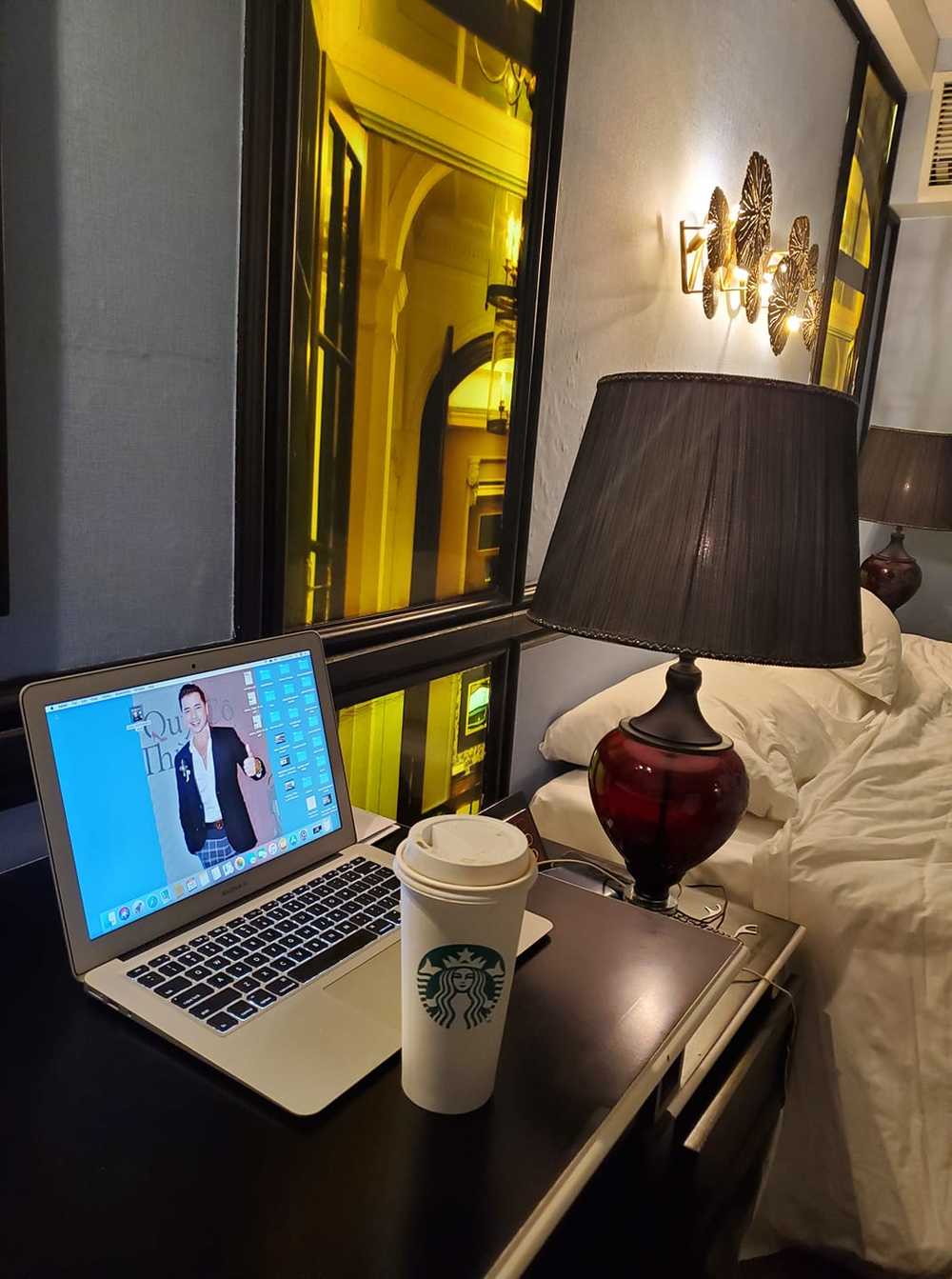 Một góc cách ly trong phòng khách sạn của Quang Minh