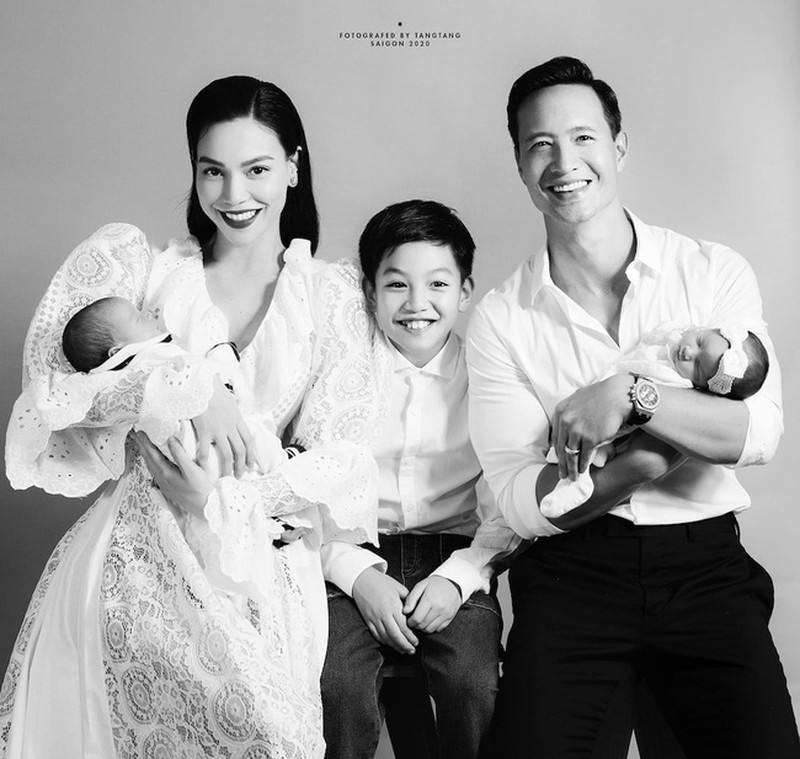Cuộc sống hạnh phúc hiện tại của Hồ Ngọc Hà bên Kim Lý cùng các con Cuộc sống hạnh phúc hiện tại của Hồ Ngọc Hà bên Kim Lý cùng các con