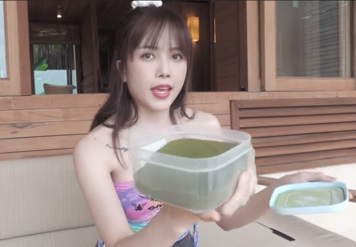 Thiều Bảo Trâm sử dụng bột trà xanh để tẩy da chết