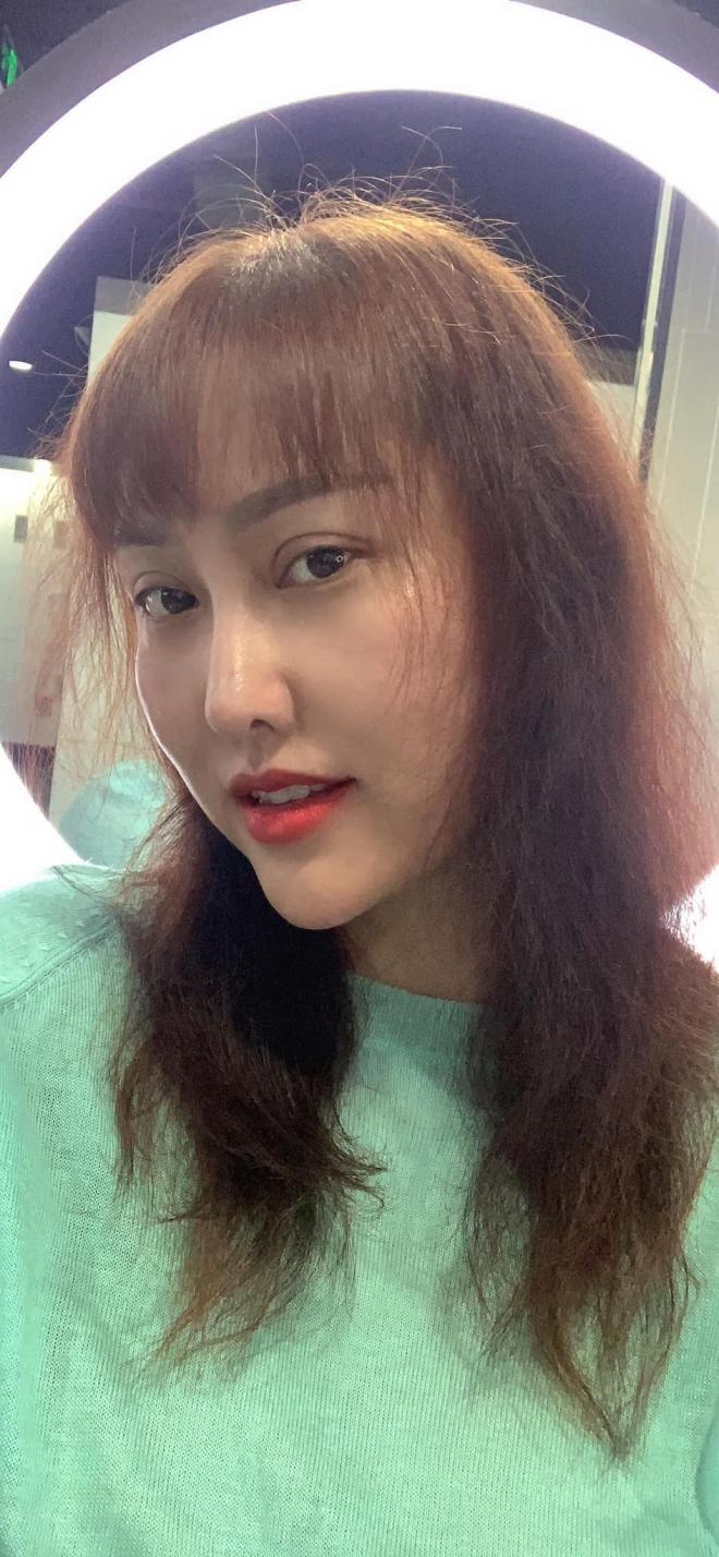 Nữ diễn viên có lẽ đang dần hài lòng với diện mạo mới của mình khi gần đây cô không còn thực hiện cuộc thẩm mỹ nào nữa