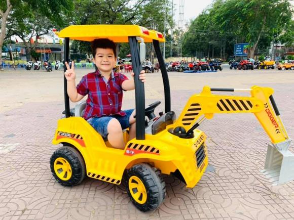 Cậu con trai hào hứng đi chơi cùng bố và mẹ Cậu con trai hào hứng đi chơi cùng bố và mẹ