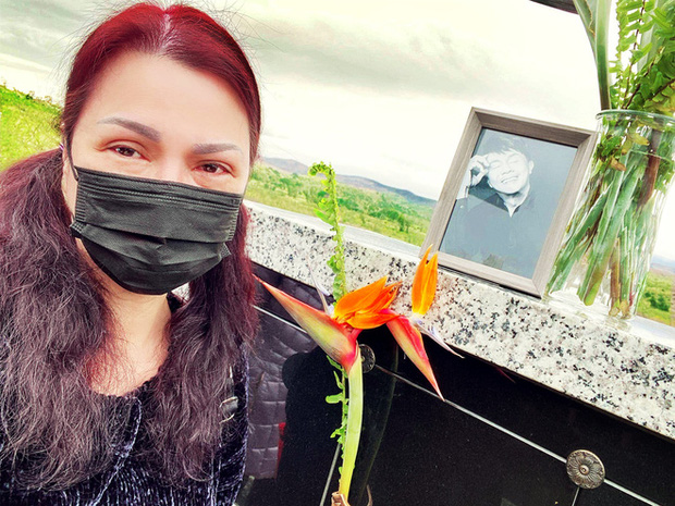Ca sĩ Phương Loan cũng thường xuyên đến thăm mộ chồng Ca sĩ Phương Loan cũng thường xuyên đến thăm mộ chồng