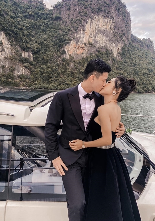 Cặp đôi không thiếu những khoảnh khắc lãng mạn bên nhau Cặp đôi không thiếu những khoảnh khắc lãng mạn bên nhau