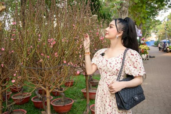 Lâm Khánh Chi xinh đẹp nền nã Lâm Khánh Chi xinh đẹp nền nã