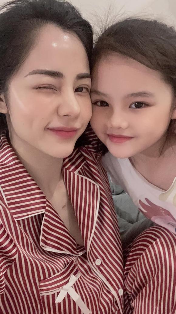 Bạch Lan Phương và con gái nhỏ Bạch Lan Phương và con gái nhỏ