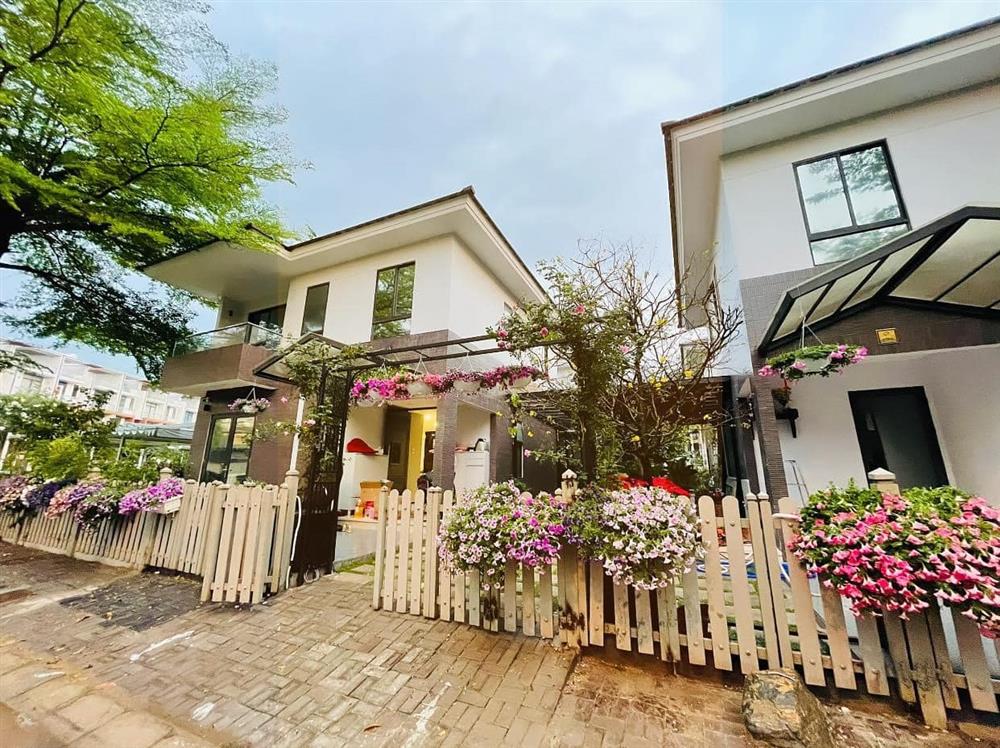 Không gian ngập tràn màu sắc trong căn nhà của Nhật Kim Anh Không gian ngập tràn màu sắc trong căn nhà của Nhật Kim Anh