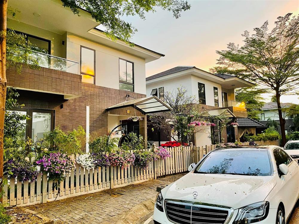 Căn biệt thự đã được trang hoàng rực rỡ để đón Tết của Nhật Kim Anh Căn biệt thự đã được trang hoàng rực rỡ để đón Tết của Nhật Kim Anh