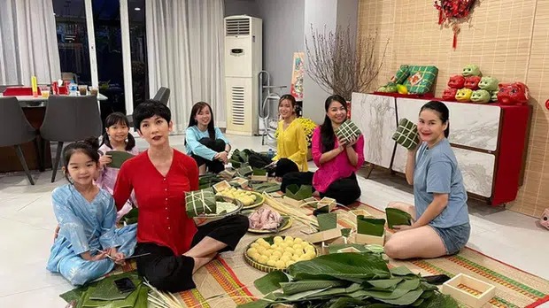 Siêu mẫu Xuân Lan cùng những người em, người đồng nghiệp cùng nhau gói bánh chưng