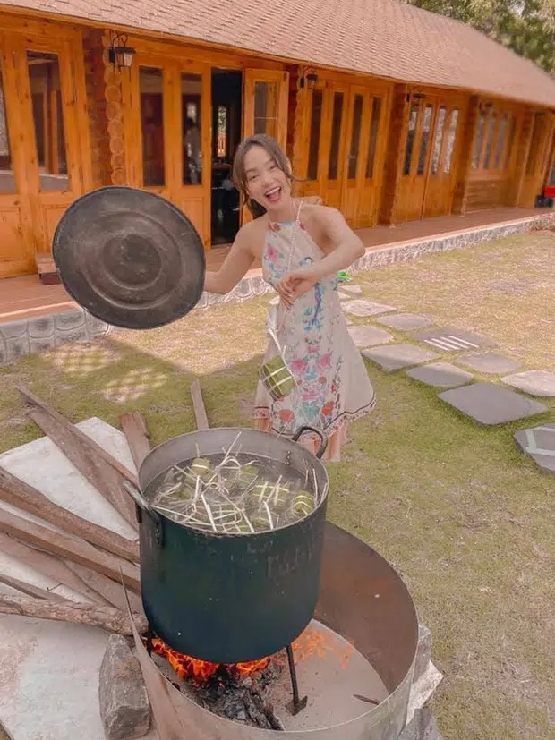 Minh Hằng cũng rất hào hứng với mẻ bánh chưng do chính tay cô gói