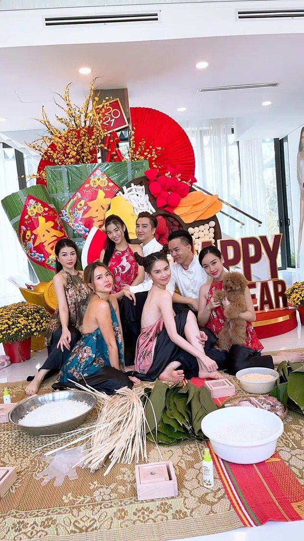 Ngọc Trinh thì diện áo tứ thân, cùng bạn bè gói bánh chưng