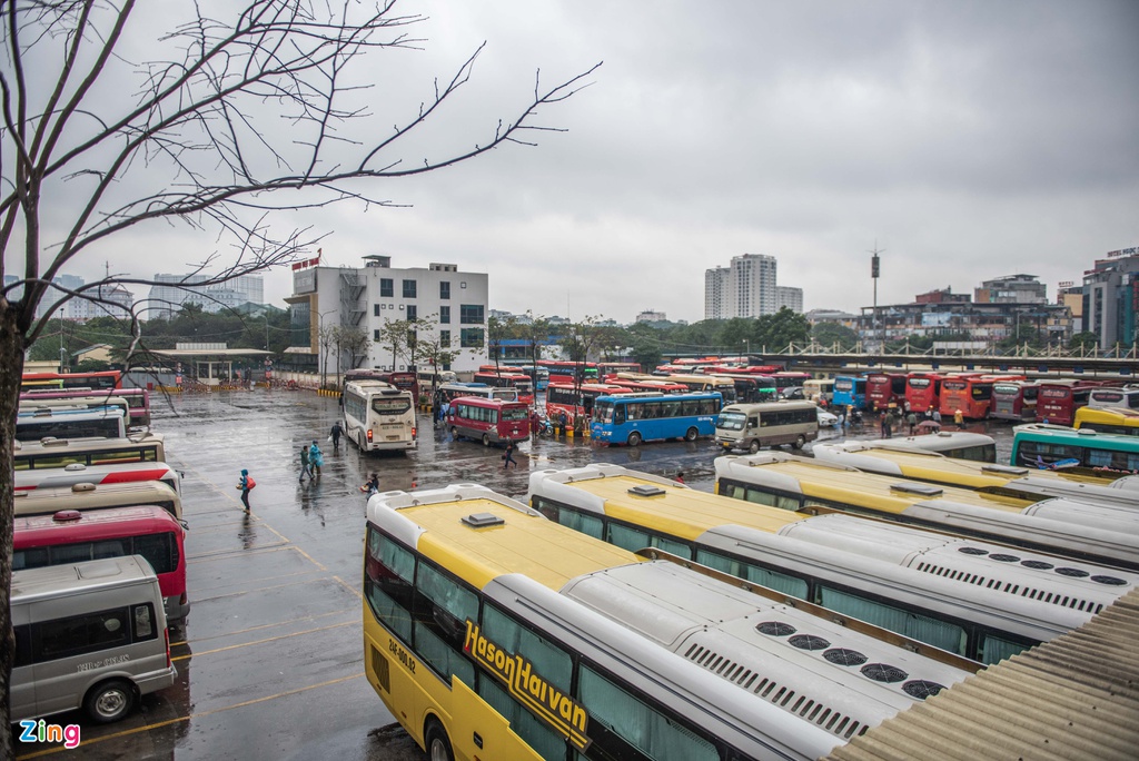 Trong bến, các vị trí đỗ vẫn kín do các nhà xe đã đăng ký từ trước nhưng không có khách. Ảnh: Zing