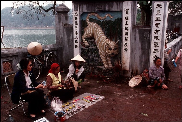 Người dân bán vật dụng gần Đền Ngọc Sơn. Ảnh: Bruno Barbey Người dân bán vật dụng gần Đền Ngọc Sơn. Ảnh: Bruno Barbey
