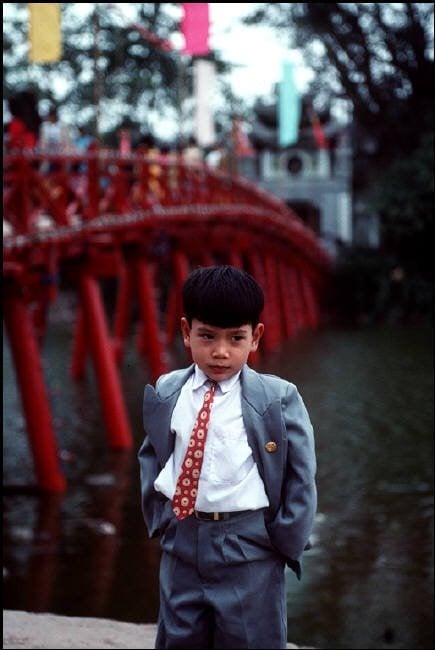 Trẻ em vui chơi, chụp hình tạo dáng tại bờ Hồ Hoàn Kiếm. Ảnh: Bruno Barbey Trẻ em vui chơi, chụp hình tạo dáng tại bờ Hồ Hoàn Kiếm. Ảnh: Bruno Barbey