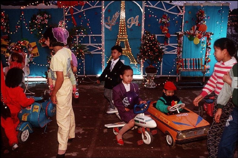 Bồi hồi nhớ lại Tết Hà Nội năm 1994 thông qua bức ảnh của nhiếp ảnh gia người Pháp - Ảnh 2 Bồi hồi nhớ lại Tết Hà Nội năm 1994 thông qua bức ảnh của nhiếp ảnh gia người Pháp - Ảnh 2