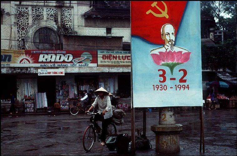 Hà Nội thời điểm cận Tết Nguyên đán Giáp Tuất 1994. Ảnh: Bruno Barbey Hà Nội thời điểm cận Tết Nguyên đán Giáp Tuất 1994. Ảnh: Bruno Barbey