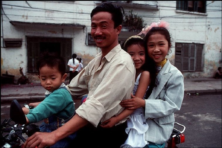 Ông bố đưa đàn con đi chơi Tết bằng xe máy. Ảnh: Bruno Barbey Ông bố đưa đàn con đi chơi Tết bằng xe máy. Ảnh: Bruno Barbey