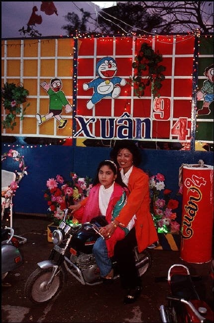 Bồi hồi nhớ lại Tết Hà Nội năm 1994 thông qua bức ảnh của nhiếp ảnh gia người Pháp - Ảnh 1 Bồi hồi nhớ lại Tết Hà Nội năm 1994 thông qua bức ảnh của nhiếp ảnh gia người Pháp - Ảnh 1
