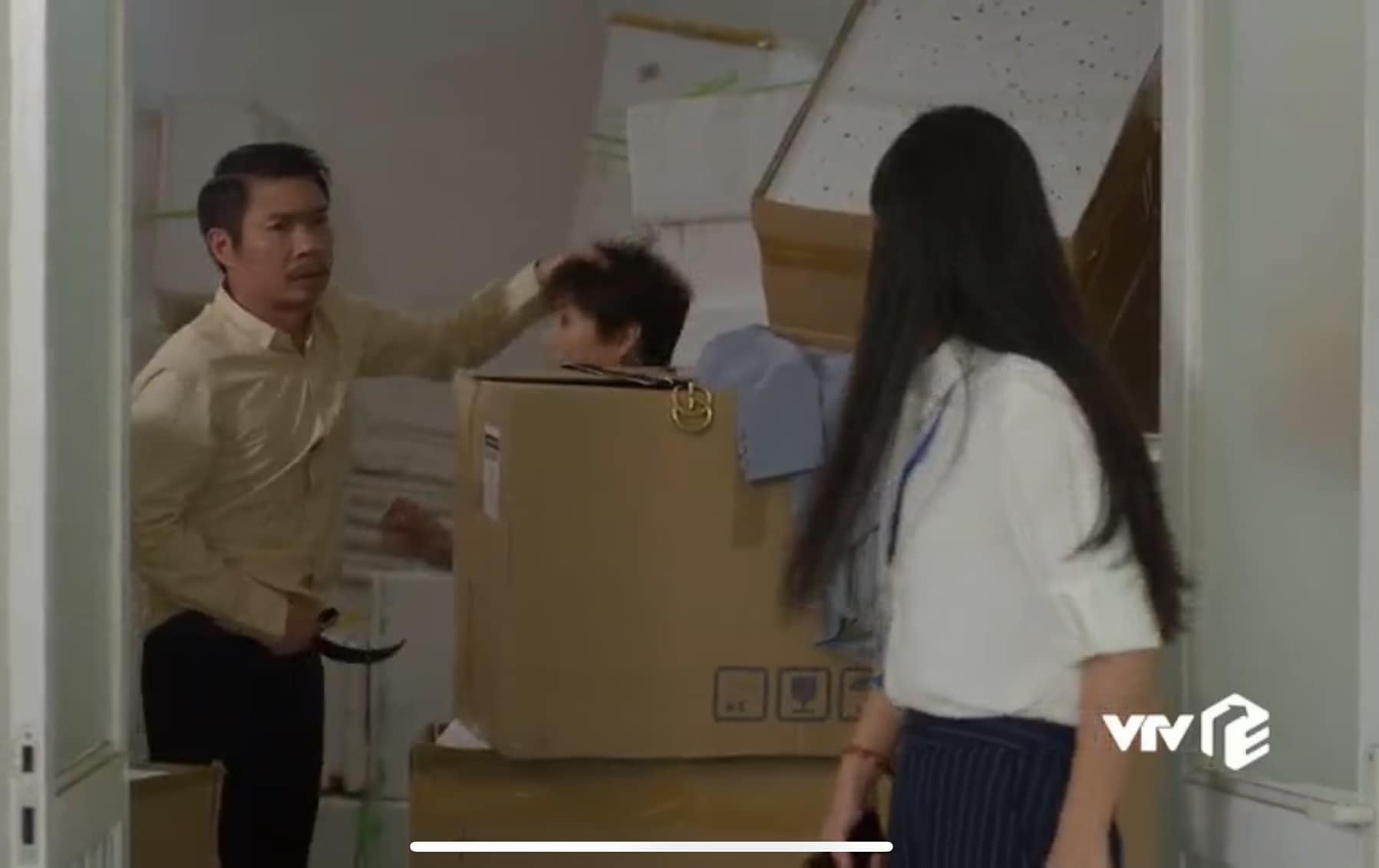 Thanh Hương và cảnh 'vụng trộm' trong Hướng dương ngược nắng. Ảnh: VTV