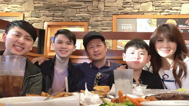 Trizzie Phương Trinh và Bằng Kiều có với nhau 3 cậu con trai Trizzie Phương Trinh và Bằng Kiều có với nhau 3 cậu con trai