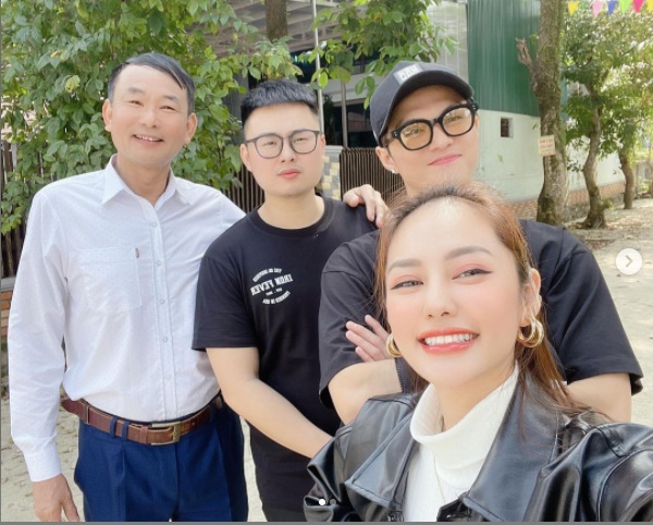 Linh Chi đăng ảnh đoàn tụ bên gia đình dịp đầu năm Linh Chi đăng ảnh đoàn tụ bên gia đình dịp đầu năm