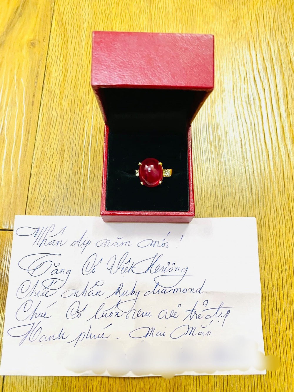 Món quà cùng lời chúc mà người hâm mộ gửi tới Việt Hương