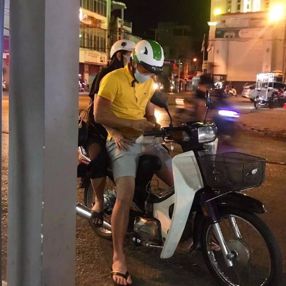 Team qua đường chụp lại khoảnh khắc 'rũ bỏ hào quang' của Thủy Tiên và Công Vinh, vô tình để lộ 'minh chứng tình yêu' gây ngỡ ngàng của cặp đôi Vbiz - Ảnh 2