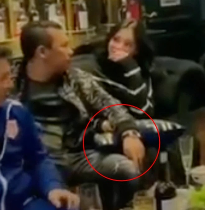 Đang ngồi giao lưu ca hát với Bằng Kiều, chồng cũ Lệ Quyên gây chú ý khi đụng chạm cơ thể người đẹp 2k2 - Ảnh 1 Đang ngồi giao lưu ca hát với Bằng Kiều, chồng cũ Lệ Quyên gây chú ý khi đụng chạm cơ thể người đẹp 2k2 - Ảnh 1