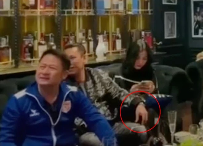 Doanh nhân Đức Huy thân mật ngồi cạnh bên Cẩm Đan và gác tay lên đùi của người đẹp