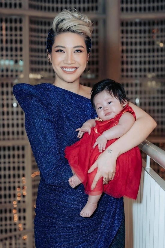 Pha Lê và con gái đầu lòng Pha Lê và con gái đầu lòng