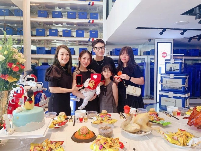 Minh Nhựa và Phương Thúy đến mừng đầy tháng cháu nhưng không chụp chung hình Minh Nhựa và Phương Thúy đến mừng đầy tháng cháu nhưng không chụp chung hình