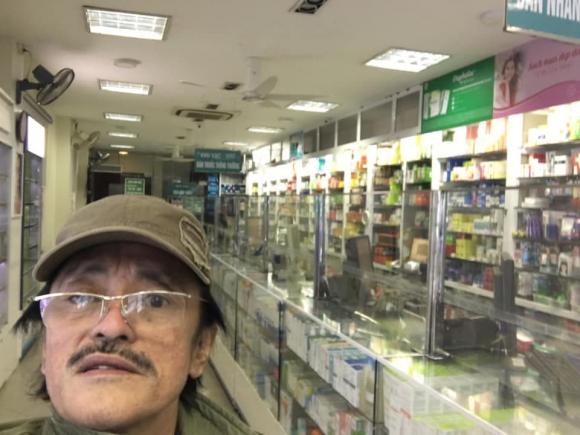 Nghệ sĩ Giang Còi tại cửa hàng thuốc quen thuộc Nghệ sĩ Giang Còi tại cửa hàng thuốc quen thuộc