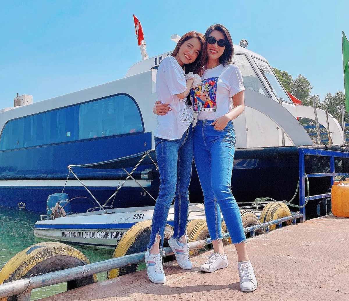 Nhã Phương phải kiễng chân để 'ăn gian' chiều cao khi đứng cạnh Thúy Ngân