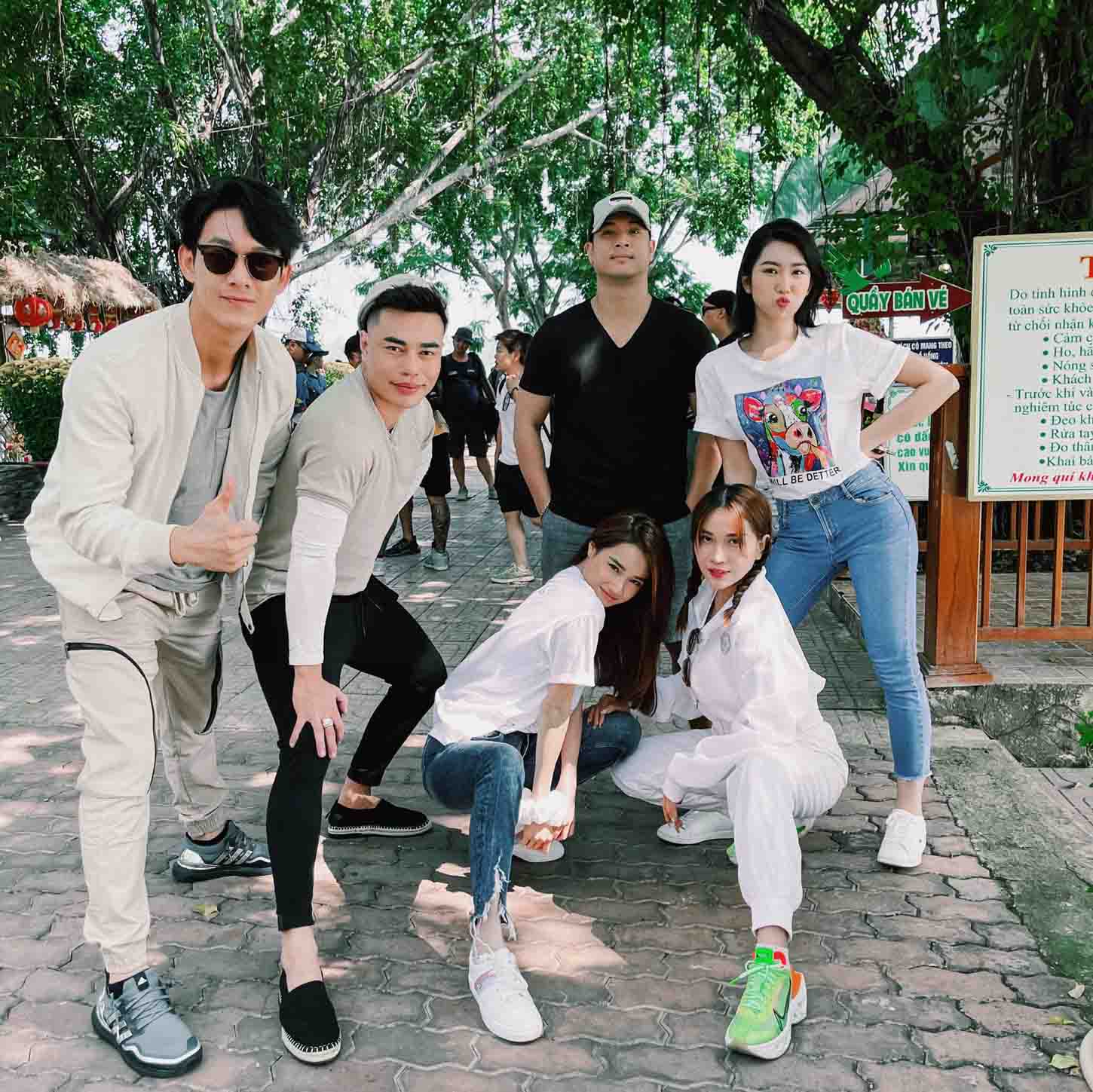 Nhã Phương lên đồ du xuân cùng hội bạn thân