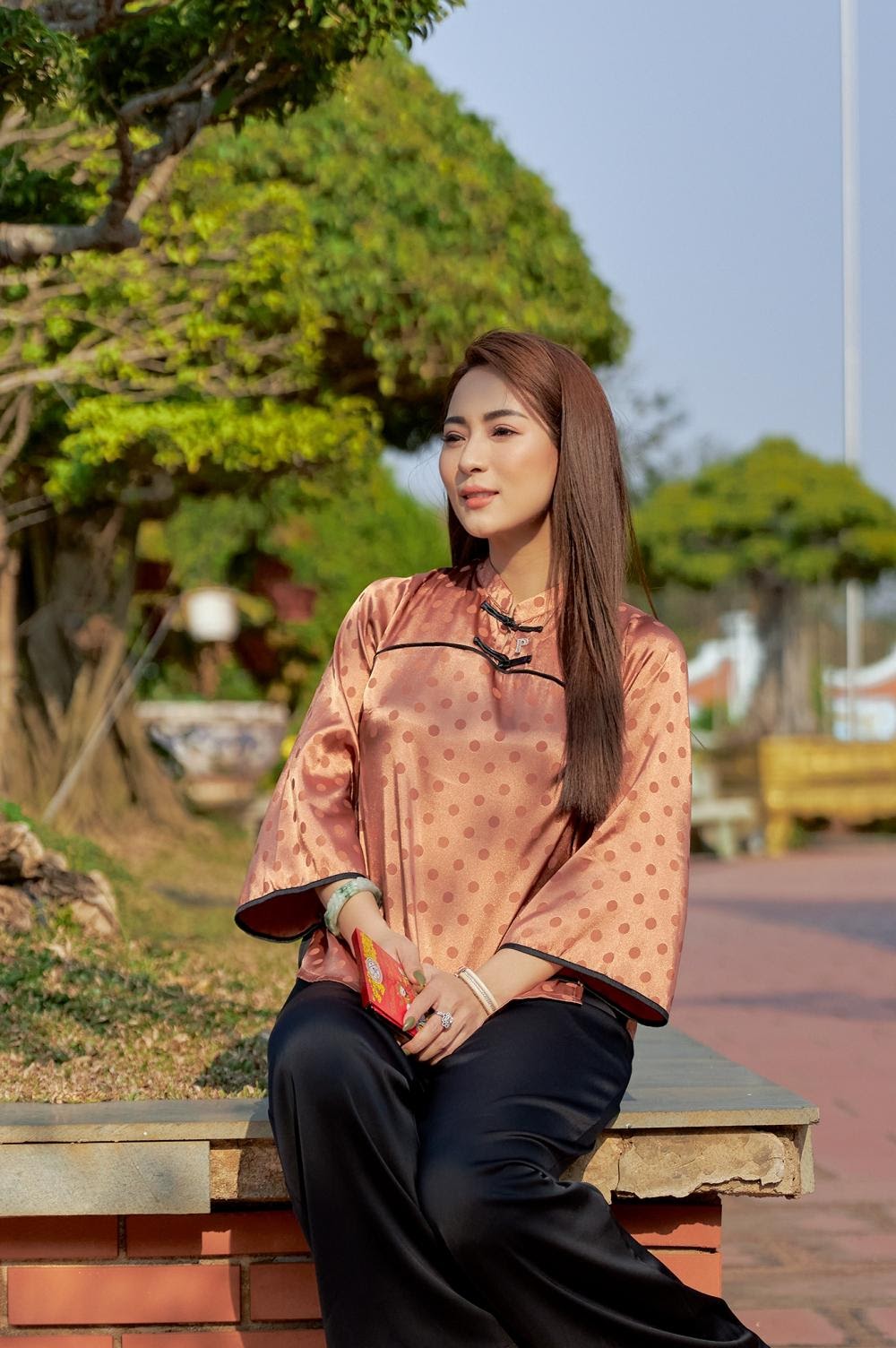 Con gái Hoài Linh lộ nhan sắc xinh đẹp, đúng chuẩn 'sơn nữ' khi xuất hiện bên ba ngày đầu năm - Ảnh 1