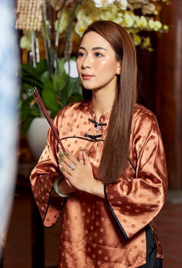 Ánh Linh thắp hương tại đền thờ tổ nghiệp