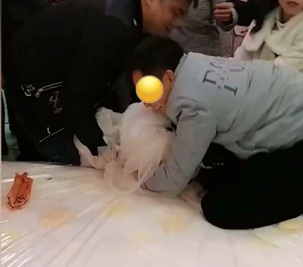 Người đàn ông lạ mặt ôm chầm lấy cô dâu Người đàn ông lạ mặt ôm chầm lấy cô dâu