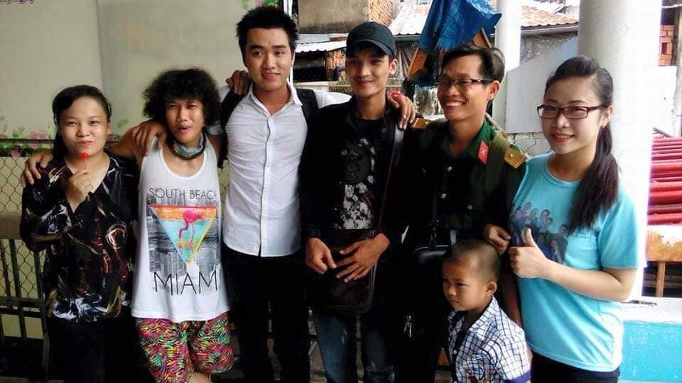 Mạc Văn Khoa ở giữa trong bức hình chụp cùng bạn bè, gương mặt toát nên đầy sự hài hước