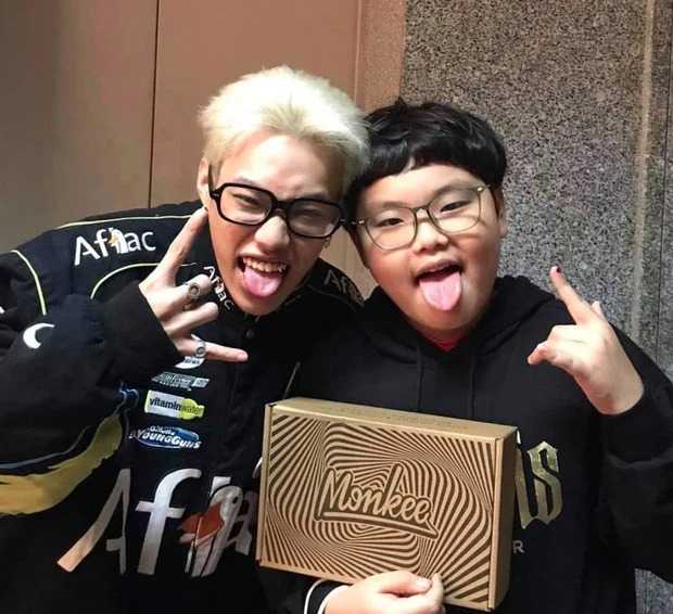Cậu bé thích thú chụp hình cùng với thành viên Rapital Cậu bé thích thú chụp hình cùng với thành viên Rapital