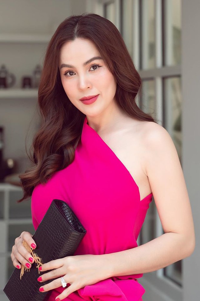 Hoa hậu quỳ gối rửa chân cho chồng giảm cân thành công liền được ông xã đại gia thưởng nóng tiển tỷ - Ảnh 1 Hoa hậu quỳ gối rửa chân cho chồng giảm cân thành công liền được ông xã đại gia thưởng nóng tiển tỷ - Ảnh 1