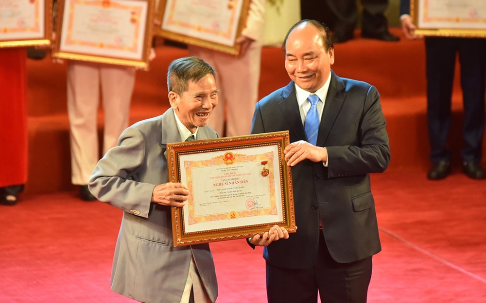 Năm 2019, nghệ sĩ Trần Hạnh được dìu lên sân khấu nhận danh hiệu NSND. Ảnh: Zing
