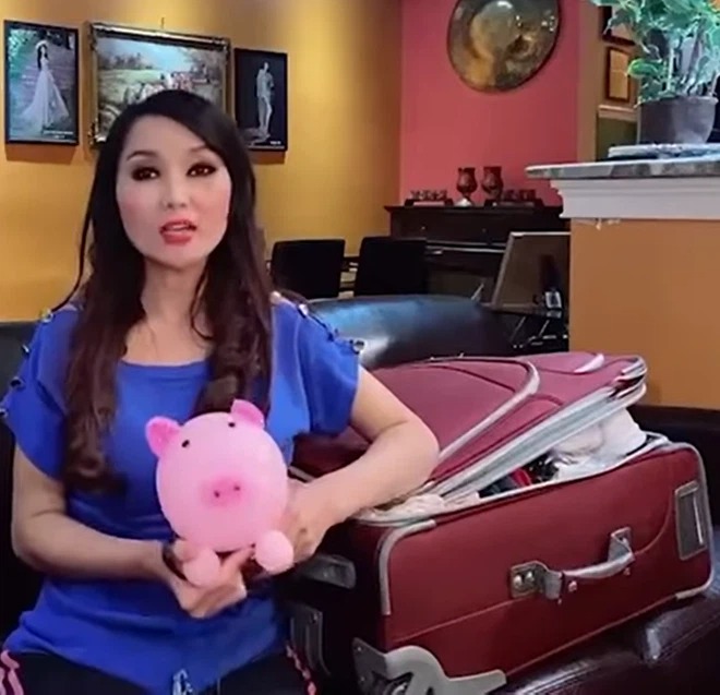Kavie giữ lại món quà là chiếc đèn ngủ hình heo mà Vân Quang Long mua tặng con gái. Đợi khi nào về Việt Nam cô sẽ trao tận tay bé Helen Kavie giữ lại món quà là chiếc đèn ngủ hình heo mà Vân Quang Long mua tặng con gái. Đợi khi nào về Việt Nam cô sẽ trao tận tay bé Helen