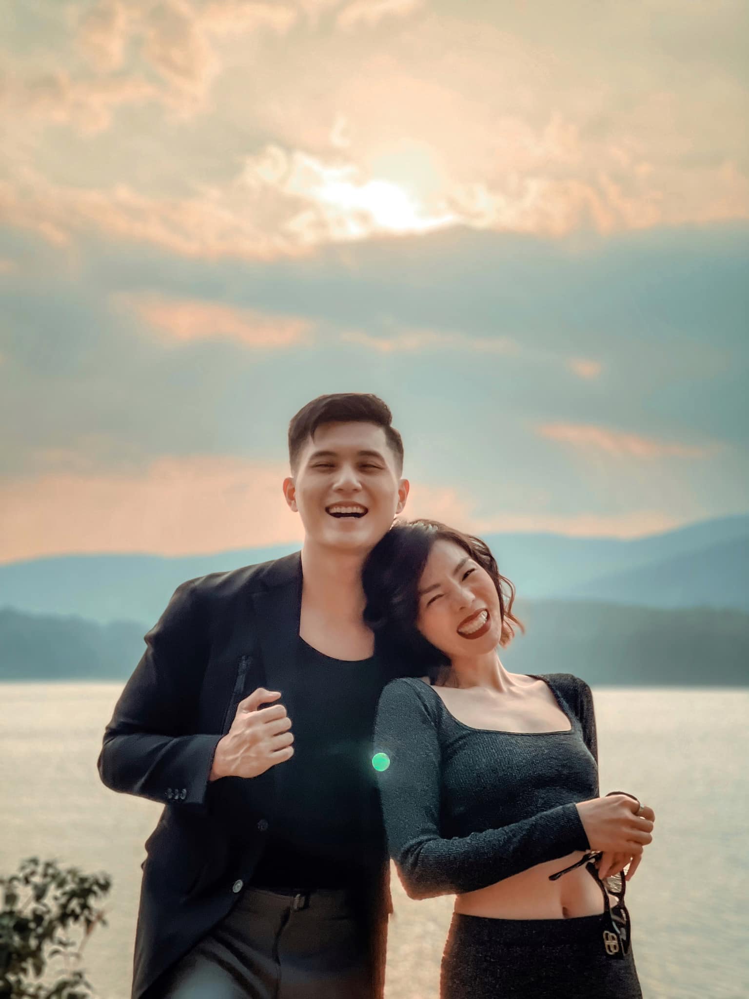 Lệ Quyên và Lâm Bảo Châu hạnh phúc bên nhau trong ngày đặc biệt. Ảnh: Internet