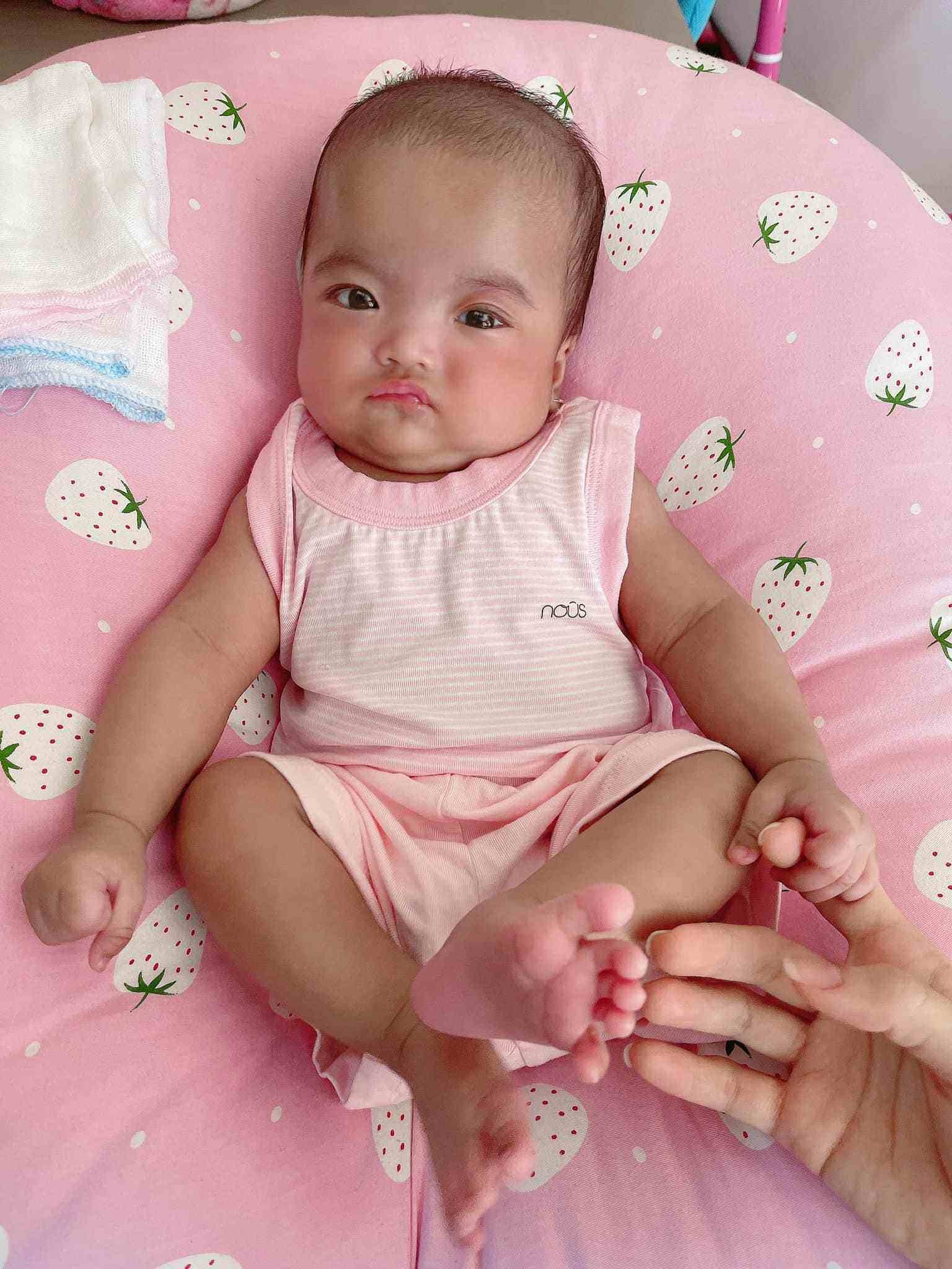 Con gái Mạc Văn Khoa mới sinh được nhận xét 'giống bố y đúc' nay đã xinh xắn hết nấc thông qua bàn tay nghệ thuật của bà xã danh hài - Ảnh 1