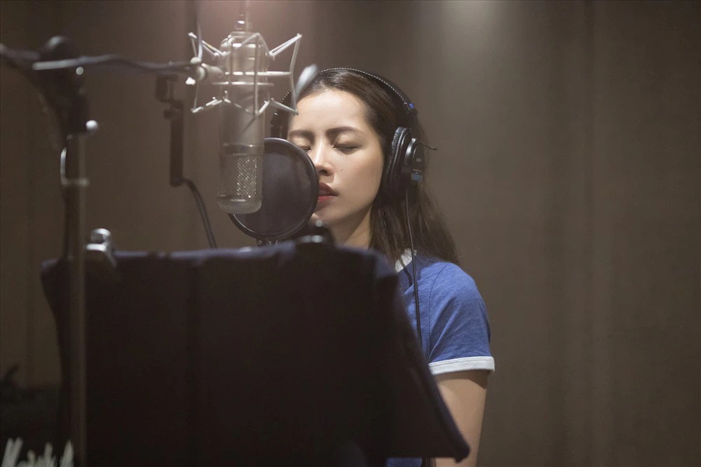 Chi Pu đi hát và nhận phải nhiều tranh cãi. Ảnh: Internet