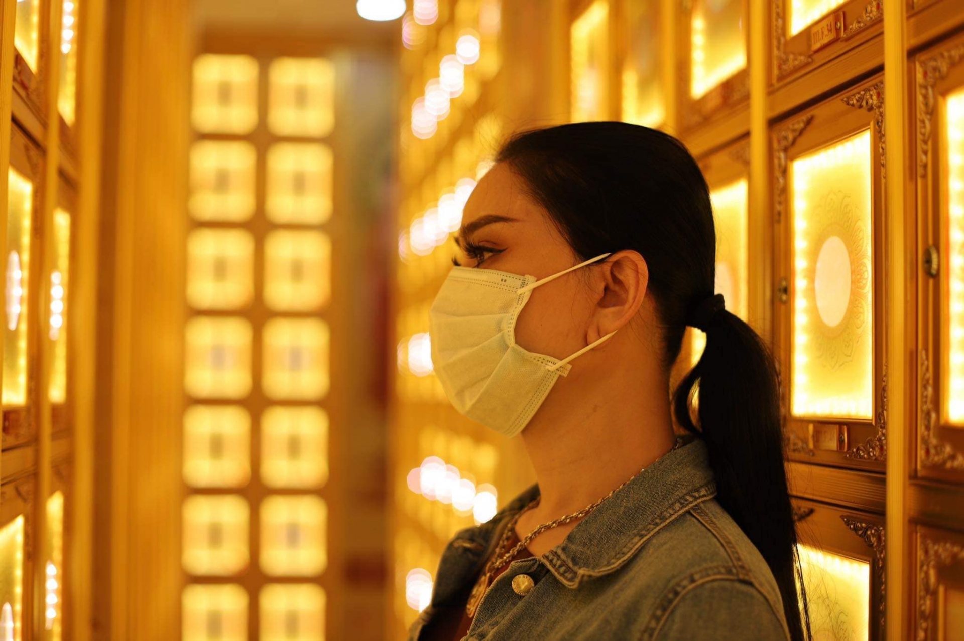 Lâm Khánh Chi nghẹn ngào đến viếng Phan Minh Lộc. Ảnh: FBNV