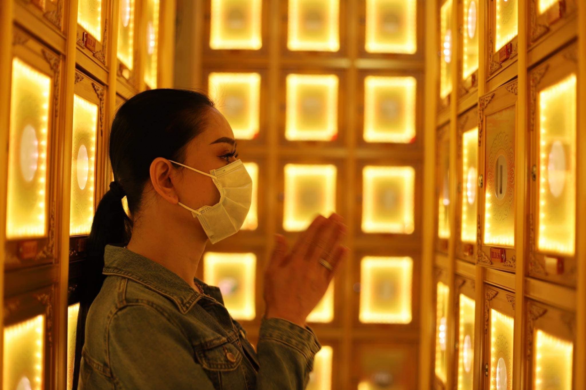 Lâm Khánh Chi mắt đỏ hoe, lặng lẽ đến viếng chuyên gia trang điểm tài năng mà bạc mệnh Phan Minh Lộc - Ảnh 1